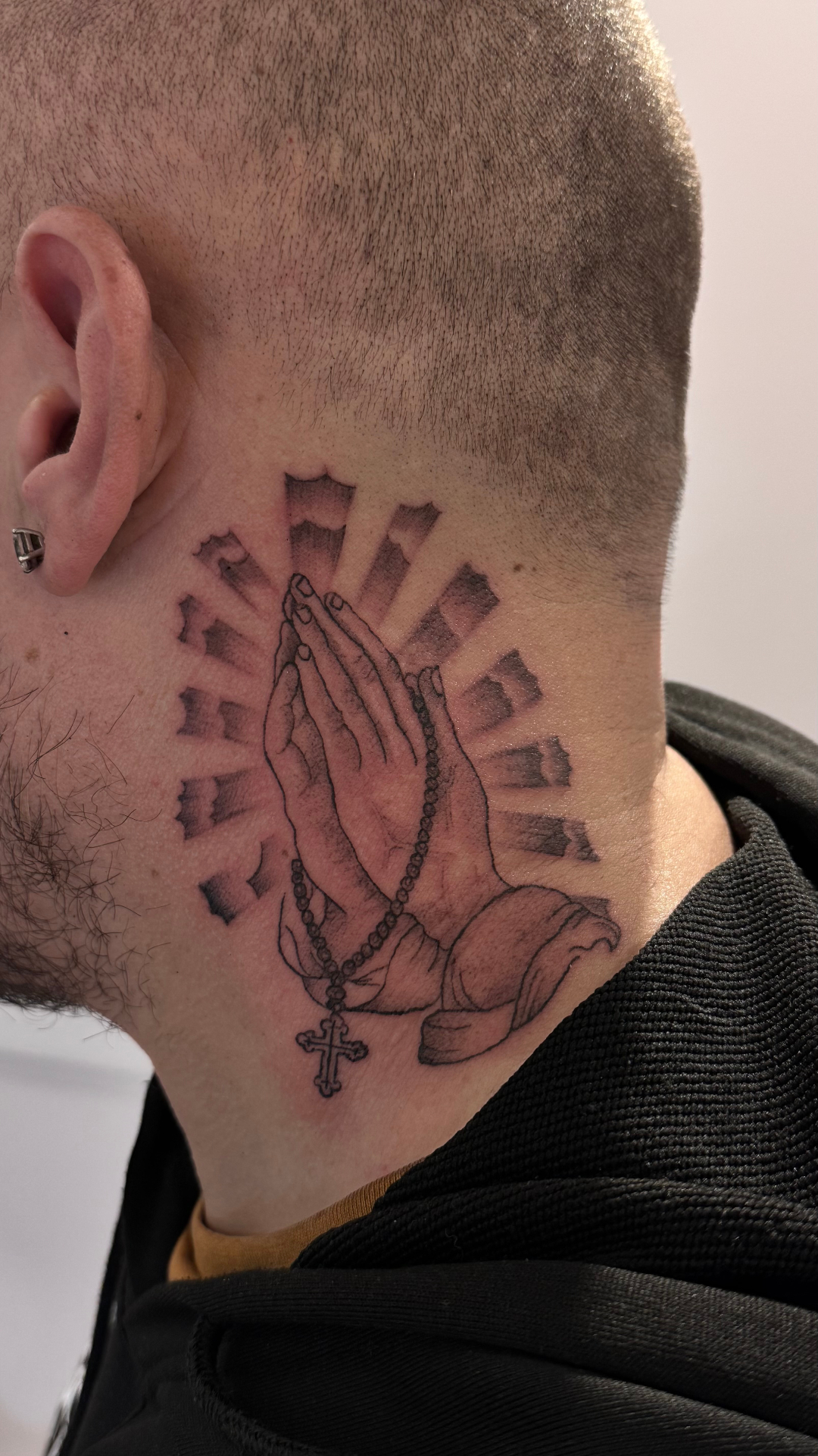 Pièce cou — mains en prière